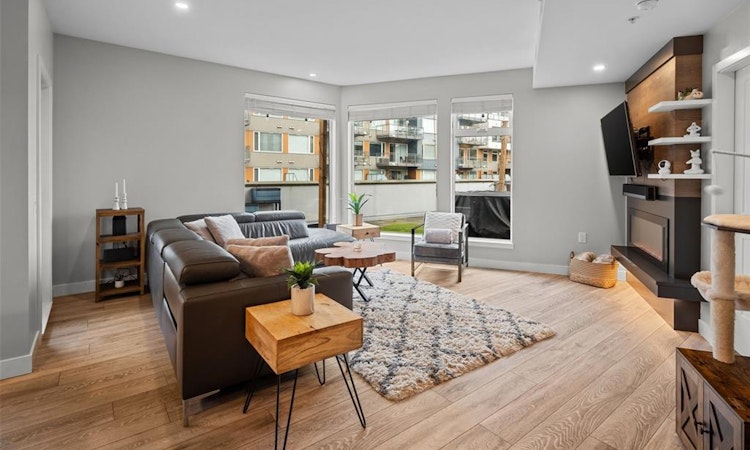 202-950 Whirlaway Crescent