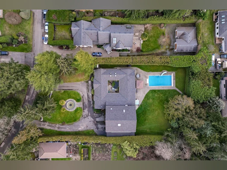 2625 E Macdonald Drive, Saanich, BC, V8N 1Y1