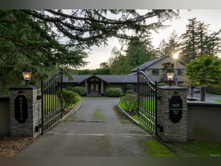 2625 E Macdonald Drive, Saanich, BC, V8N 1Y1 - 2