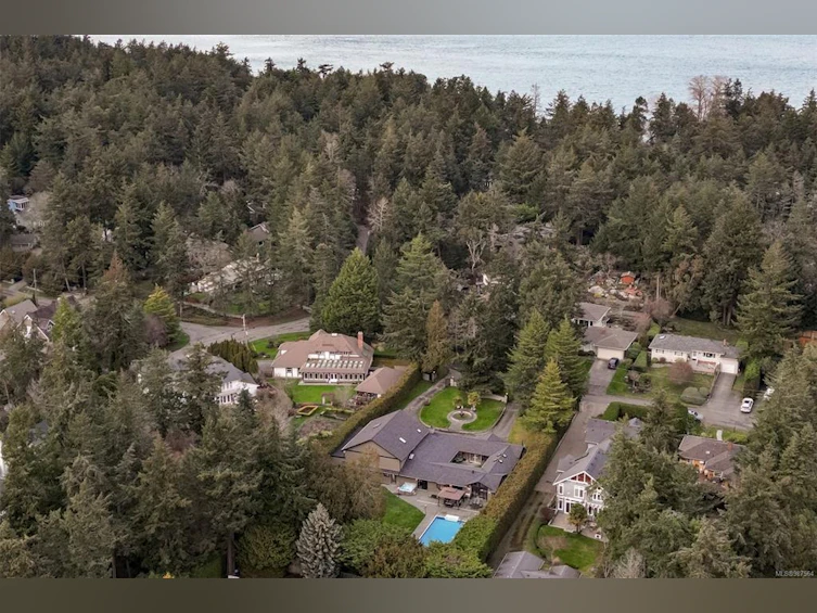 2625 E Macdonald Drive, Saanich, BC, V8N 1Y1 - 3