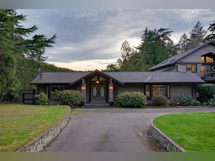 2625 E Macdonald Drive, Saanich, BC, V8N 1Y1 - 4