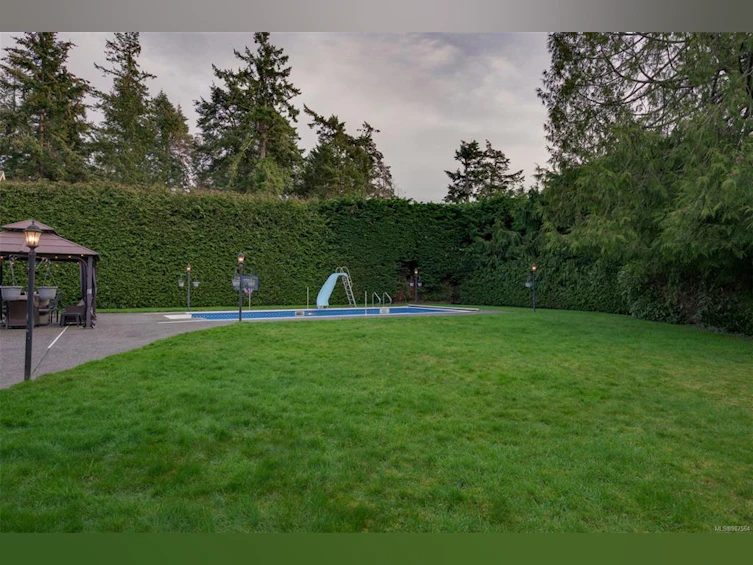 2625 E Macdonald Drive, Saanich, BC, V8N 1Y1 - 40