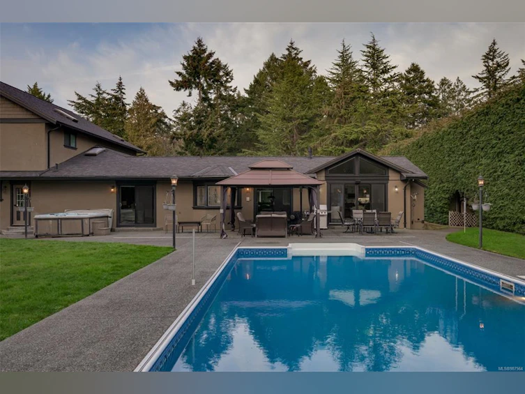 2625 E Macdonald Drive, Saanich, BC, V8N 1Y1 - 42