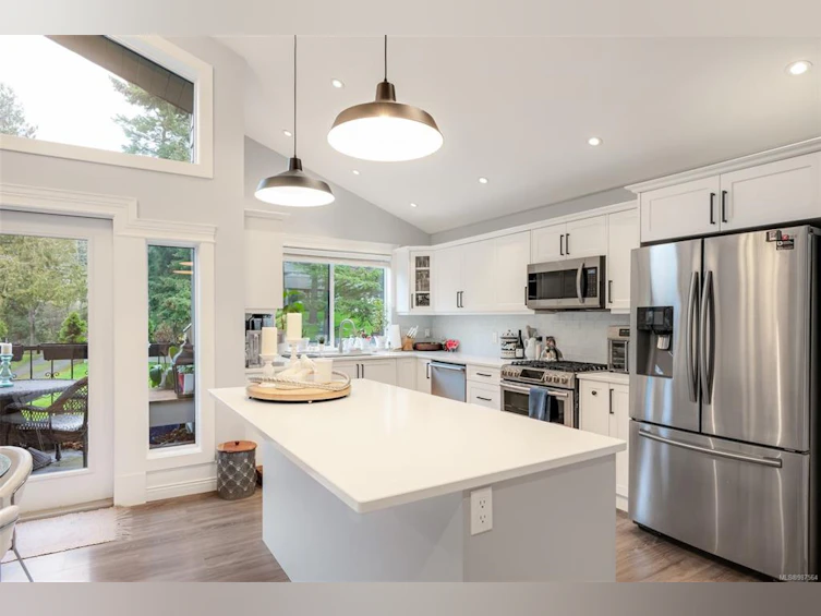 2625 E Macdonald Drive, Saanich, BC, V8N 1Y1 - 43