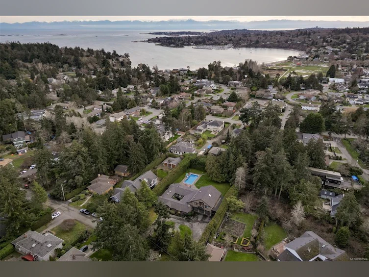2625 E Macdonald Drive, Saanich, BC, V8N 1Y1 - 51