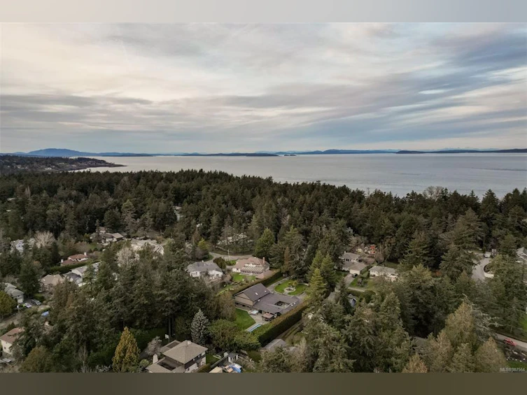 2625 E Macdonald Drive, Saanich, BC, V8N 1Y1 - 55