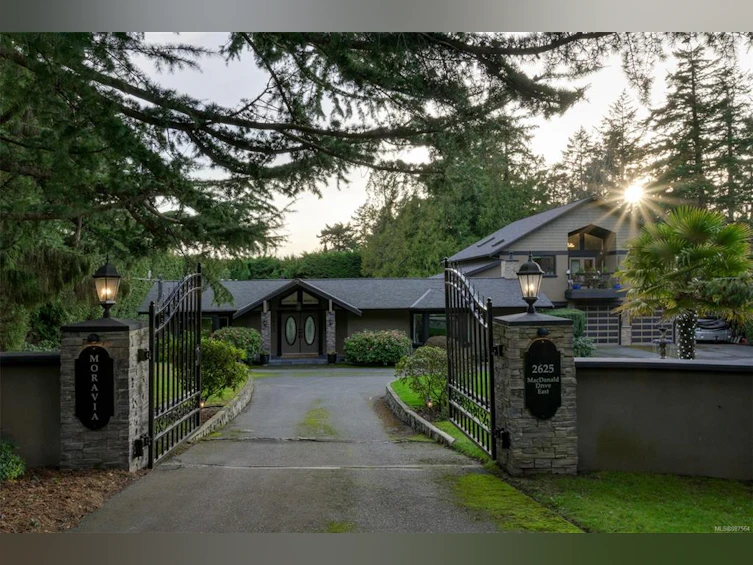 2625 E Macdonald Drive, Saanich, BC, V8N 1Y1 - 56