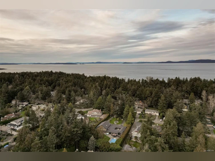 2625 E Macdonald Drive, Saanich, BC, V8N 1Y1 - 57