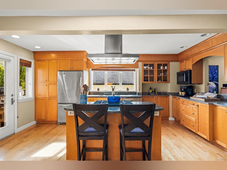 1023 Falkland Road, Oak Bay, BC, V8X 2S9 - 3