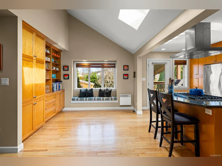 1023 Falkland Road, Oak Bay, BC, V8X 2S9 - 11