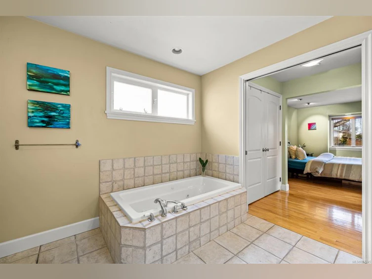 1023 Falkland Road, Oak Bay, BC, V8X 2S9 - 13