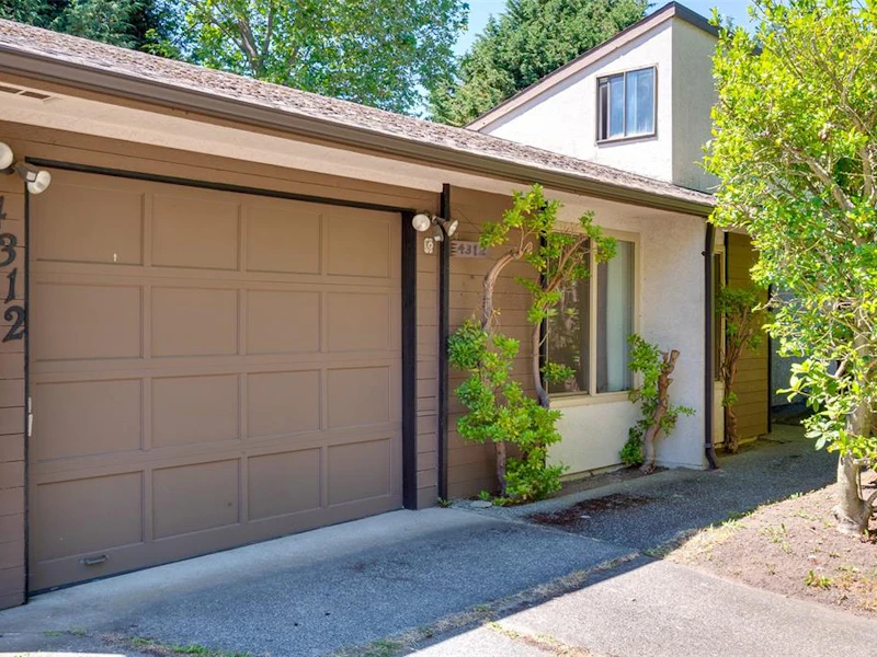 4312 Shelbourne Street, Saanich BC V8N 3G3