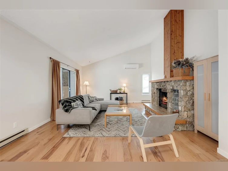 4312 Shelbourne Street, Saanich, BC, V8N 3G3 - 4