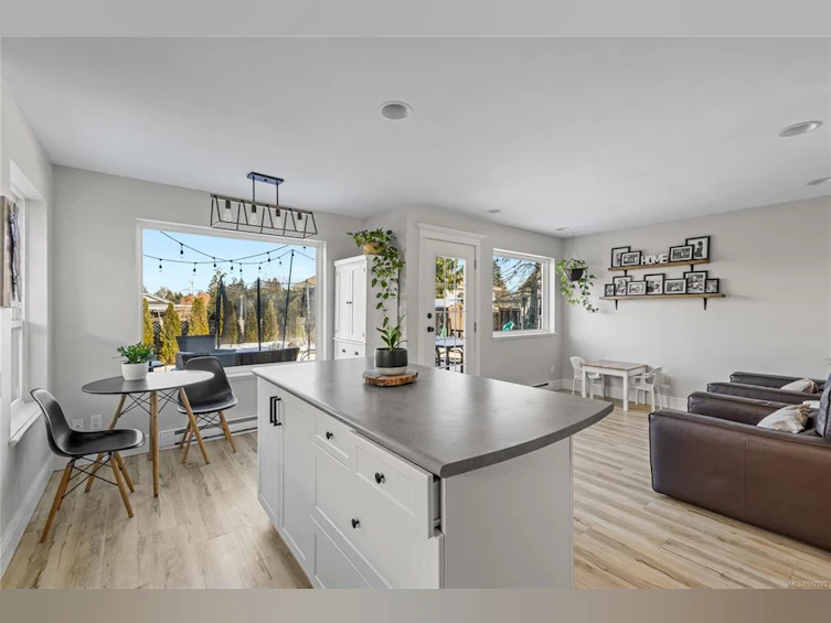 1075 Sunrise Drive, Qualicum Beach, BC, V9K 2K9 - 17