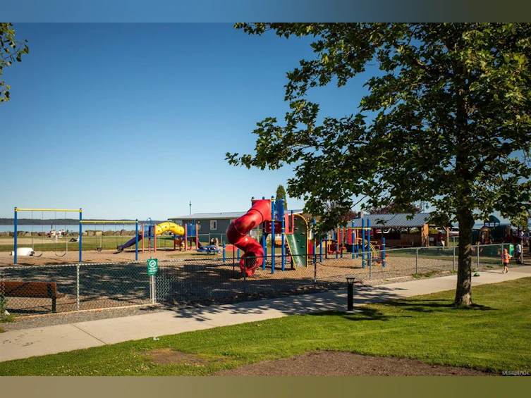 9622 Sixth Street, Sidney, BC, V8L 2W2 - 38