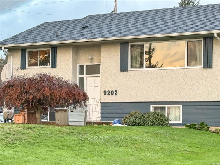 9202 Rideau Avenue, North Saanich, BC, V8L 1E8 - 2