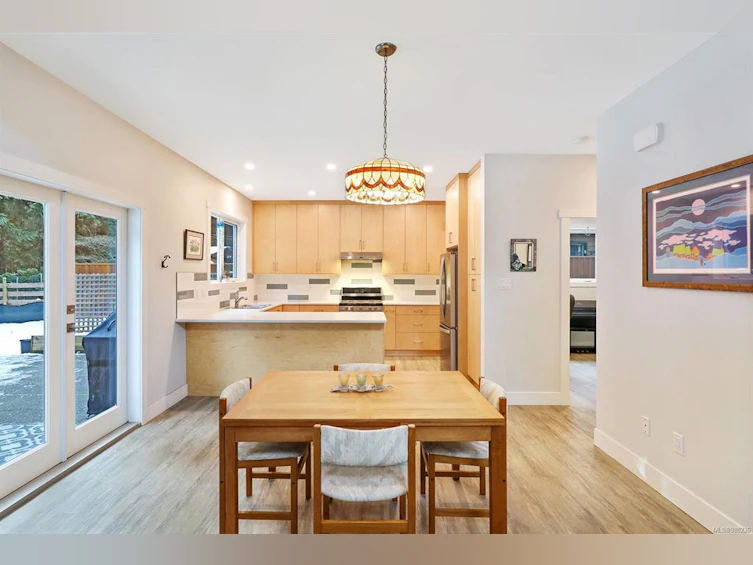 383 Ships Point Road, Fanny Bay, BC, V0R 1W0 - 10