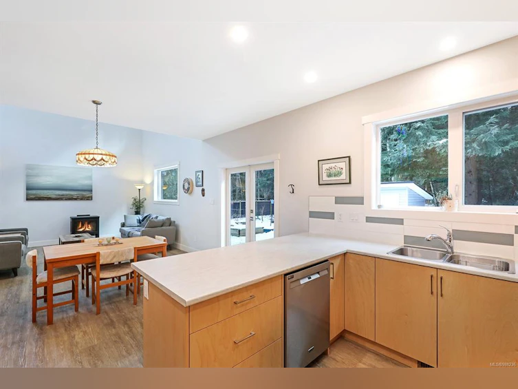 383 Ships Point Road, Fanny Bay, BC, V0R 1W0 - 15