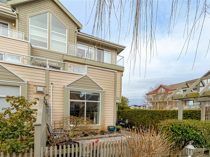 107 - 2250 James White Boulevard, Sidney BC V8L 1Z4