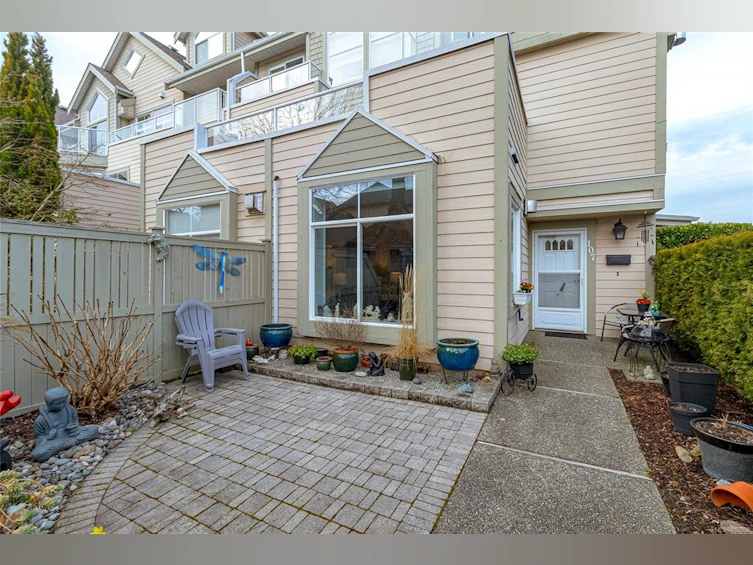 107-2250 James White Boulevard, Sidney, BC, V8L 1Z4 - 2