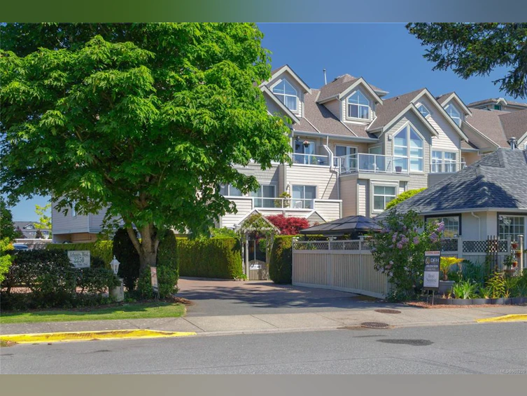 107-2250 James White Boulevard, Sidney, BC, V8L 1Z4 - 4