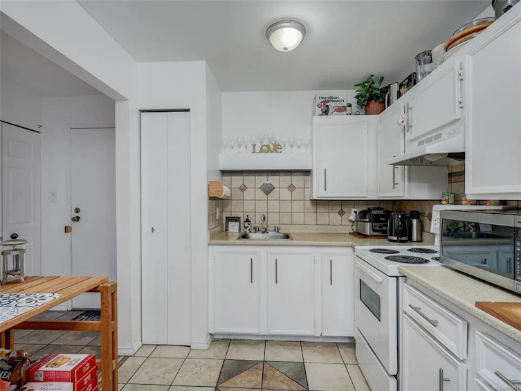 110-3252 Glasgow Avenue, Saanich, BC, V8X 1M2 - 8