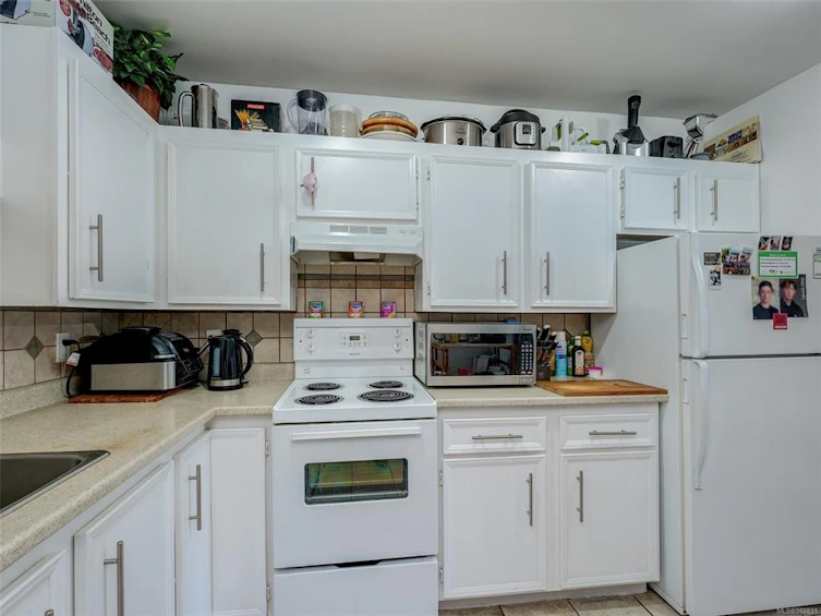 110-3252 Glasgow Avenue, Saanich, BC, V8X 1M2 - 9
