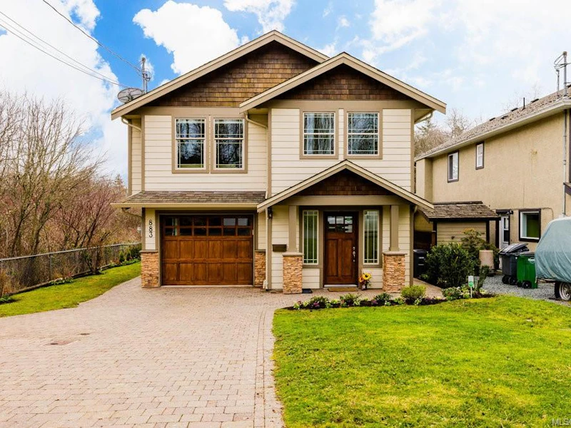883 Canterbury Road, Saanich BC V8X 3E5