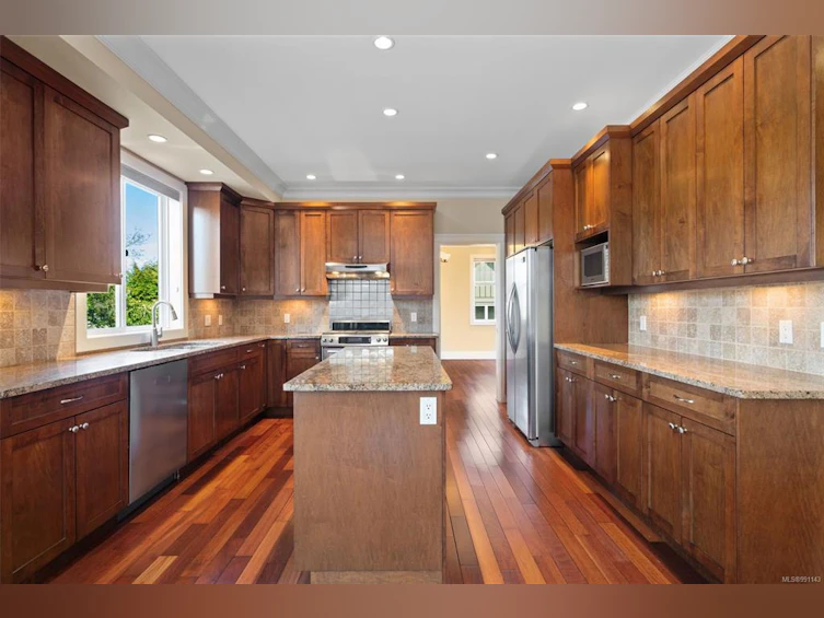 806 Rogers Avenue, Saanich, BC, V8X 3R1 - 2