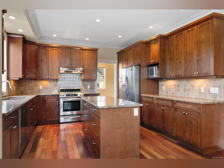 806 Rogers Avenue, Saanich, BC, V8X 3R1 - 3