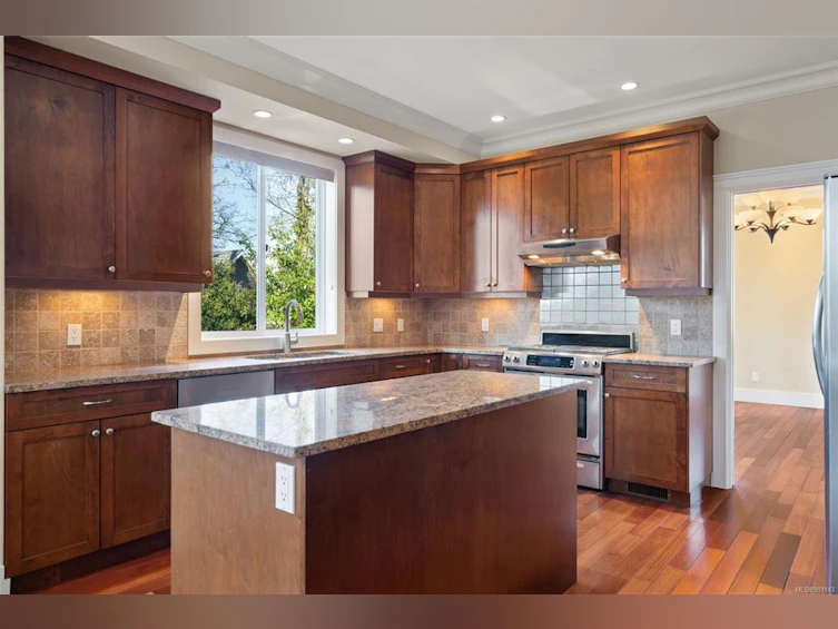806 Rogers Avenue, Saanich, BC, V8X 3R1 - 4