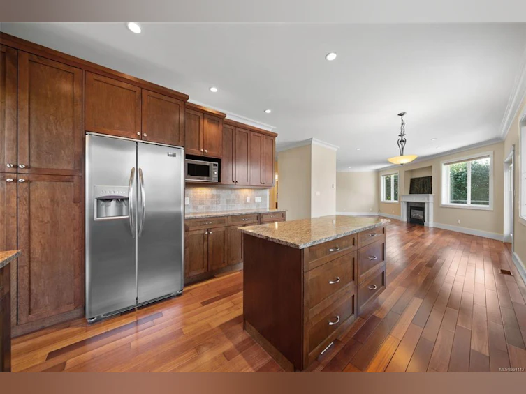 806 Rogers Avenue, Saanich, BC, V8X 3R1 - 5