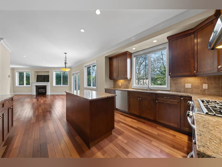 806 Rogers Avenue, Saanich, BC, V8X 3R1 - 6