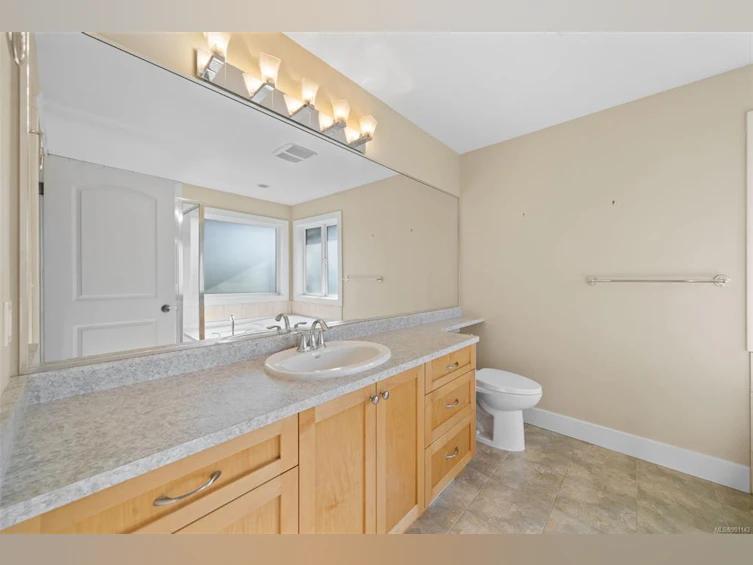 806 Rogers Avenue, Saanich, BC, V8X 3R1 - 17
