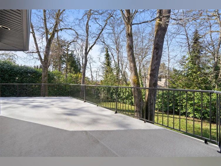 806 Rogers Avenue, Saanich, BC, V8X 3R1 - 35