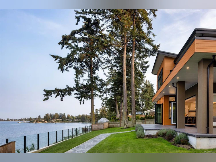8213 Lochside Drive, Central Saanich, BC, V8M 1T9 - 12