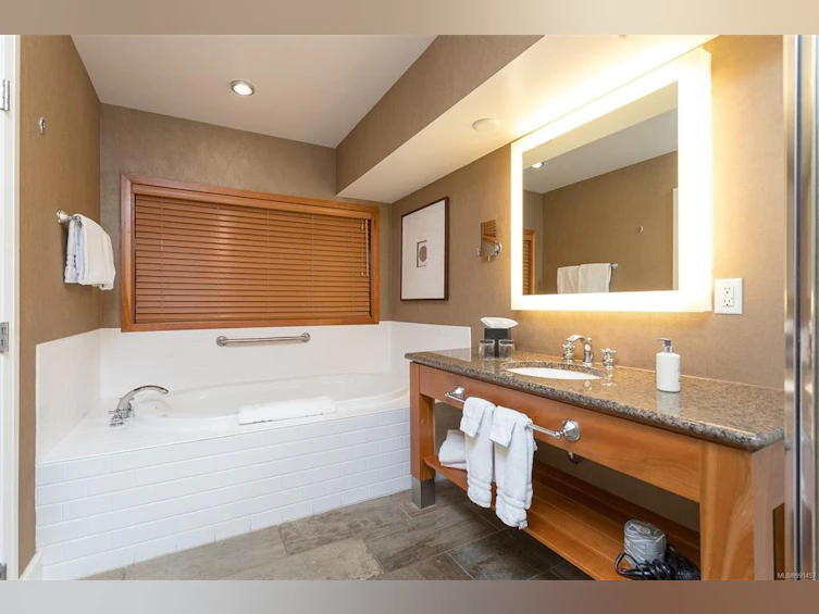 320/318A-1376 Lynburne Place, Langford, BC, V9B 6S1 - 40