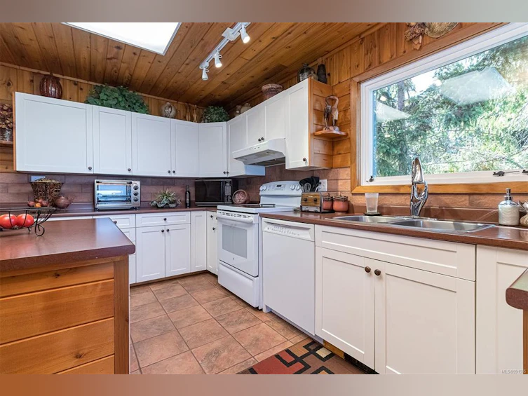 5945 W Island Highway, Qualicum Beach, BC, V9K 2C9 - 6