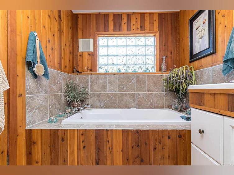 5945 W Island Highway, Qualicum Beach, BC, V9K 2C9 - 46