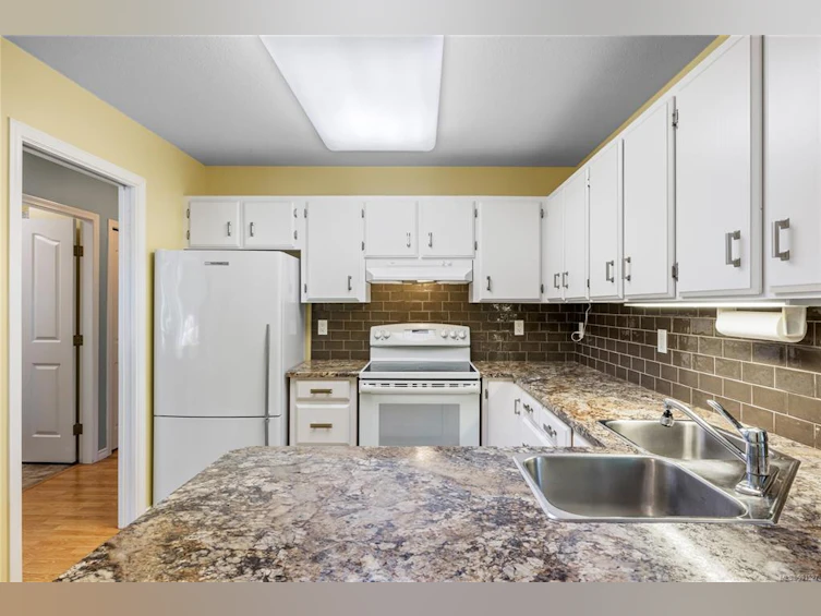 177 W Sixth Avenue, Qualicum Beach, BC, V9K 1S1 - 8