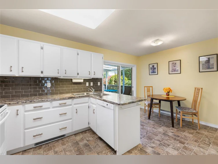 177 W Sixth Avenue, Qualicum Beach, BC, V9K 1S1 - 12