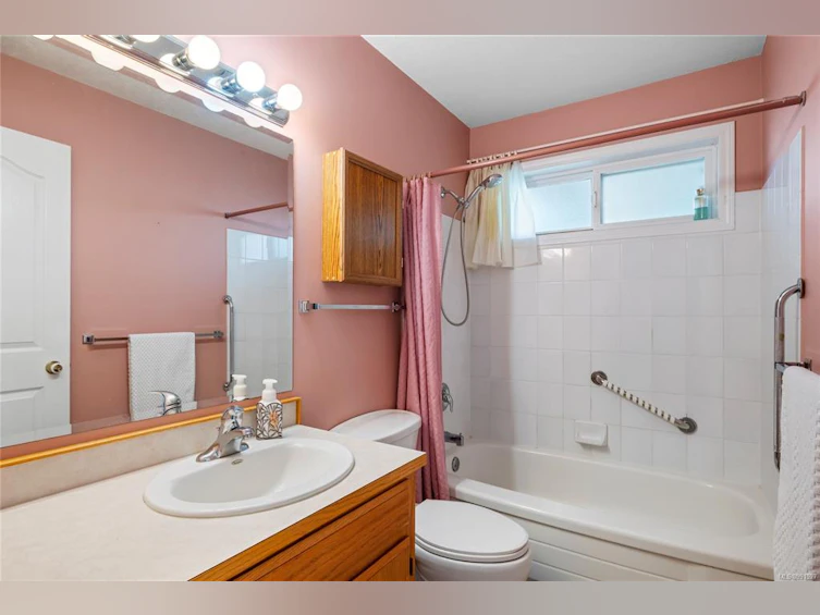 177 W Sixth Avenue, Qualicum Beach, BC, V9K 1S1 - 19