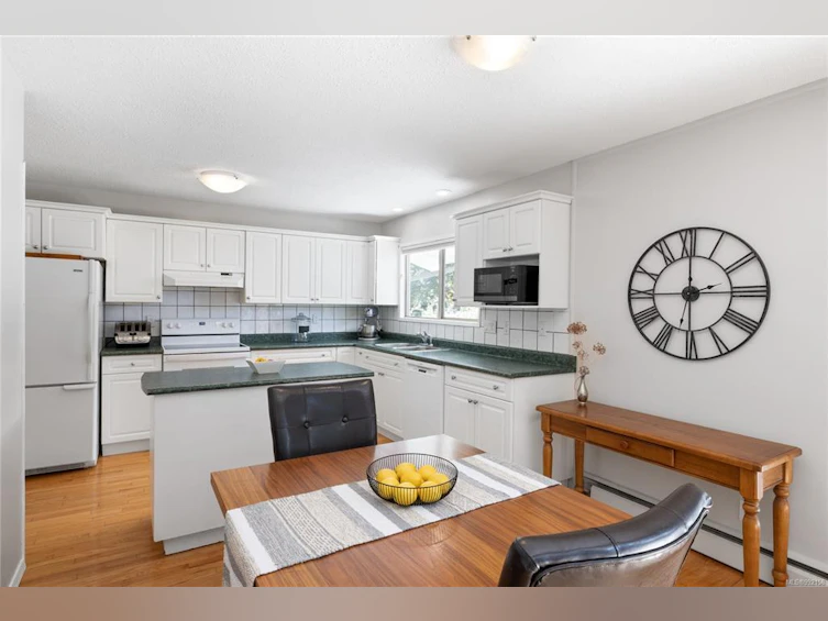 365 W First Avenue, Qualicum Beach, BC, V9K 1H6 - 7
