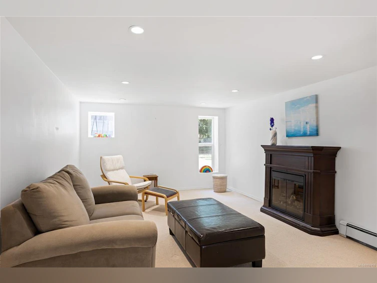 365 W First Avenue, Qualicum Beach, BC, V9K 1H6 - 8