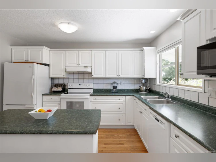 365 W First Avenue, Qualicum Beach, BC, V9K 1H6 - 19