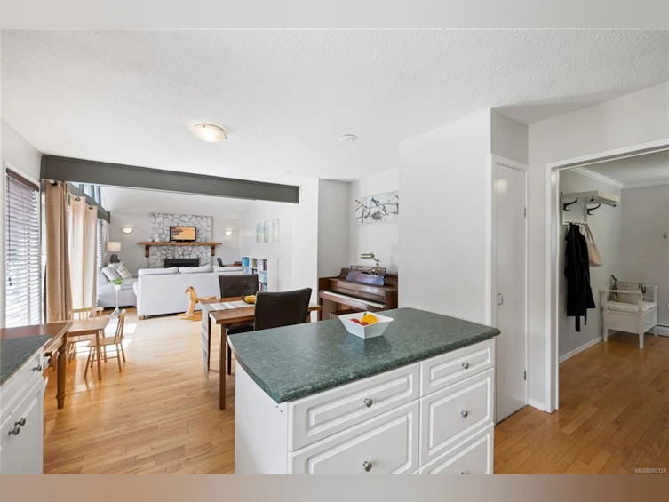 365 W First Avenue, Qualicum Beach, BC, V9K 1H6 - 22