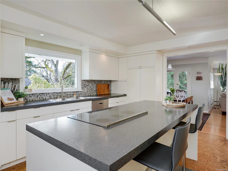 3533 Salsbury Way, Saanich, BC, V8P 3K7 - 9