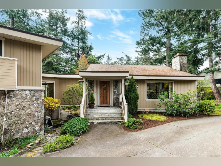 2801 Arbutus Road, Saanich, BC, V8N 5X6 - 2