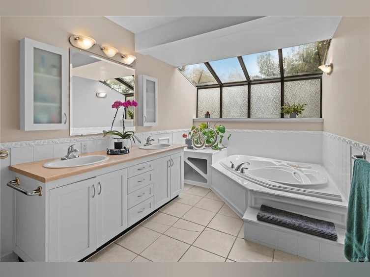 2801 Arbutus Road, Saanich, BC, V8N 5X6 - 27