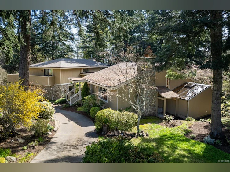 2801 Arbutus Road, Saanich, BC, V8N 5X6 - 58